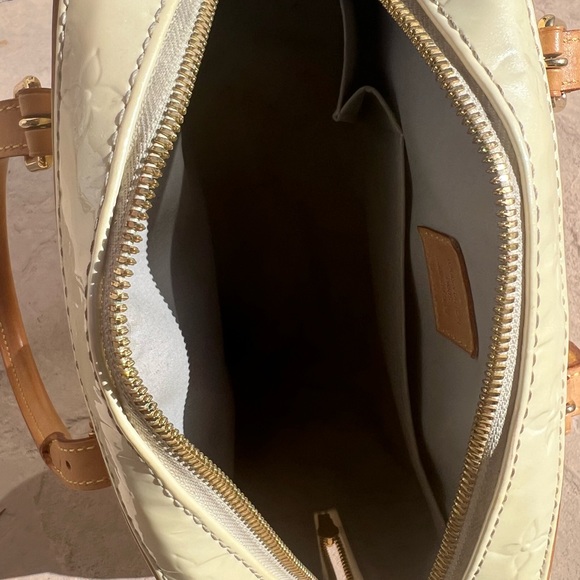 Louis Vuitton ‘Summit Drive Monogram Vernis’ handbag in Perle Buttercream - Picture 7 of 14